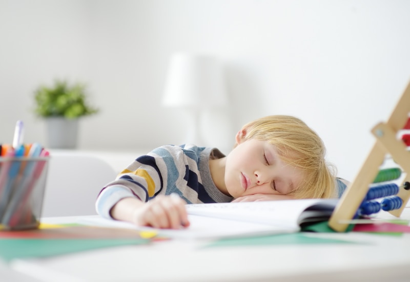 enfant, fatigué, devoirs, table, dort sur la table, dort