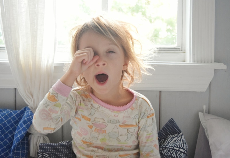 enfant, baillement, baille, fatigue, se frotte les yeux